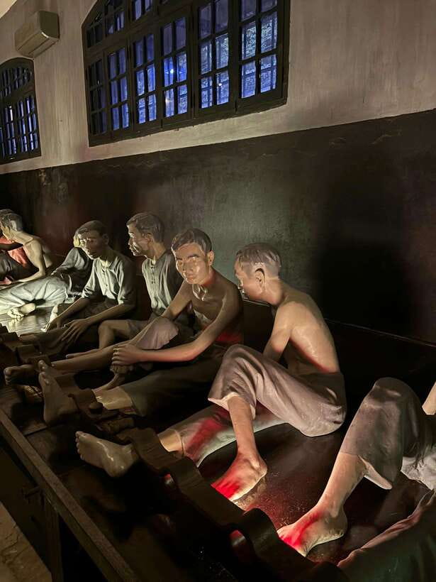 Vietnam War History Tour Through Hoa Lo Prison and Museums - The guided approach: English narration and Nam’s style