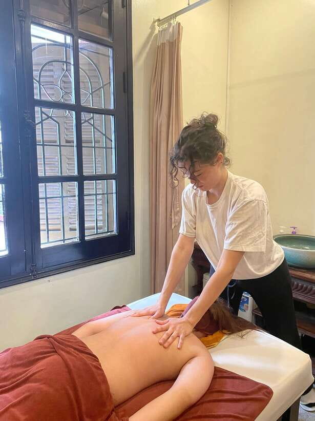 Vietnamese deep tissue neck and shoulder massage class - Oils, Aromatherapy, and the Home Ambiance Checklist